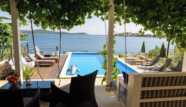 First-row seaside villa in Sevid with direct access to the Adriatic Sea