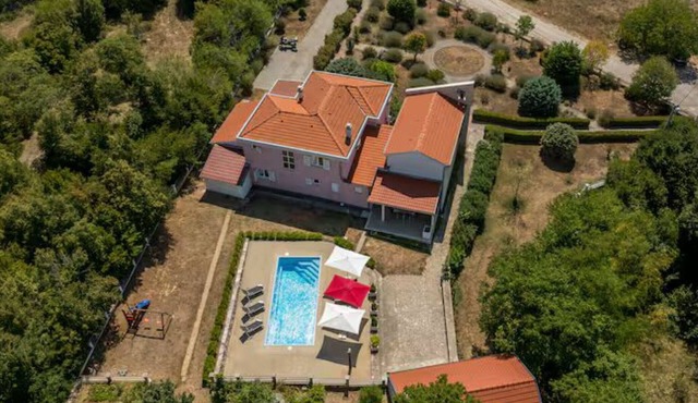 Four Bedroom Villa with Outdoor Pool