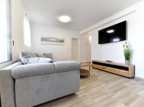 Four Bedroom Villa With Hot Tub in Pašman