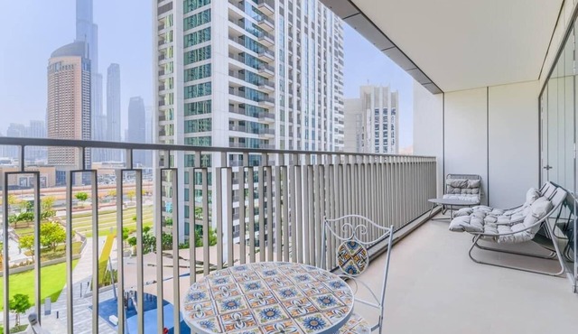 Full Burj Khalifa View - Modern 3BR Maids Estate in Dubai
