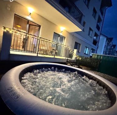 Garden Jacuzzi Apartment by Evan Apartments in Selimbar