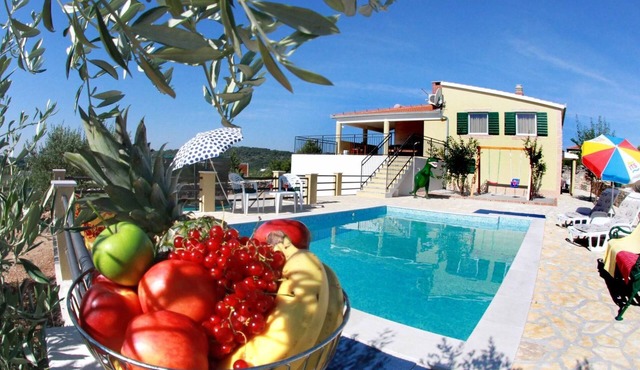 Geräumige Ferienvilla mit Pool und Meerblick by Interhome