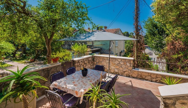 Geräumige Ferienwohnung mit eigener Terrasse by Interhome