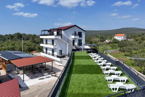 Golden Horizon Residence-Peaceful Oasis with Pool Near the Sea