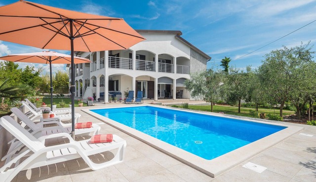 Gorgeous apartment in Novas Vas with WiFi