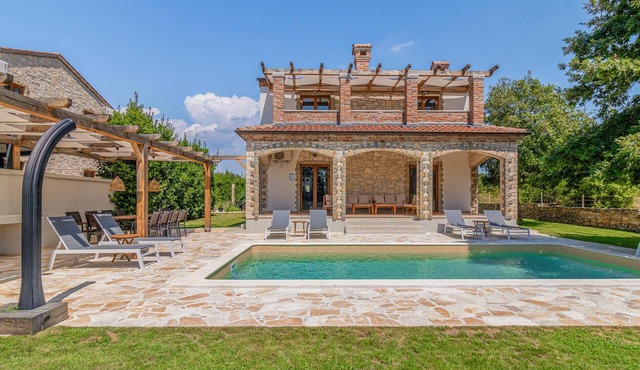 Gorgeous home in Cabrunici in Cabrunici