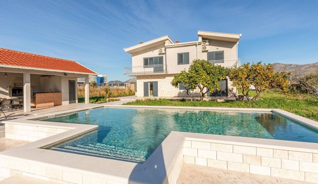Gorgeous home in Opuzen
