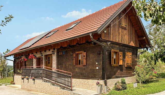Gorgeous home in Tugonica with WiFi in Tugonica