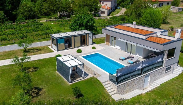 Gorgeous home in Zupanici with sauna in Zupanici