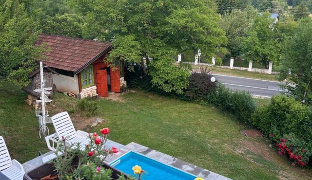 Green Hill, villa za odmor sa bazenom in Bihać