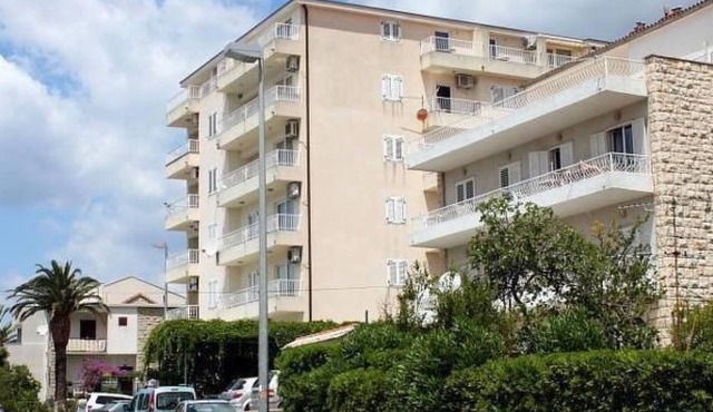 Große Wohnung in Donja Luka mit Eigenem Balkon und Meerblick by Interhome in Makarska