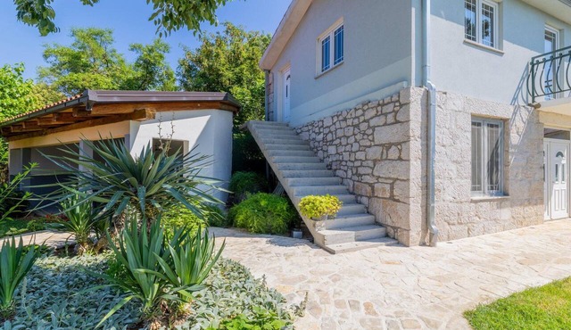 Hilly Stone Villa for 10 Guests in Donji Vinjani in Donji Vinjani