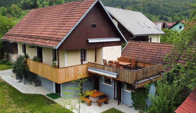 Holiday apartment with two separate floors that can accommodate up to 10 people in Stari trg ob Kolpi