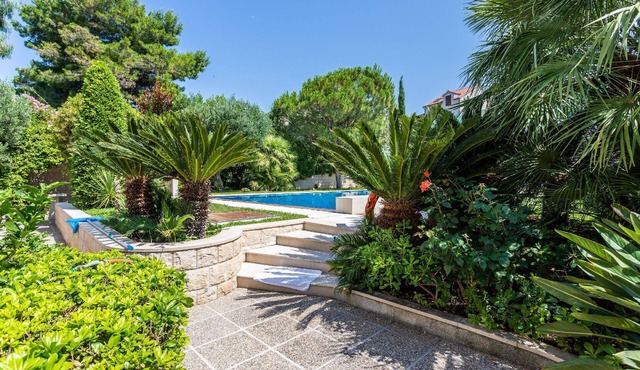 Holiday Apartment in Splitska with pool and garden
