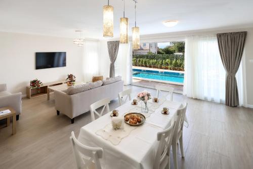 Holiday Apartment with Private Pool - SARA