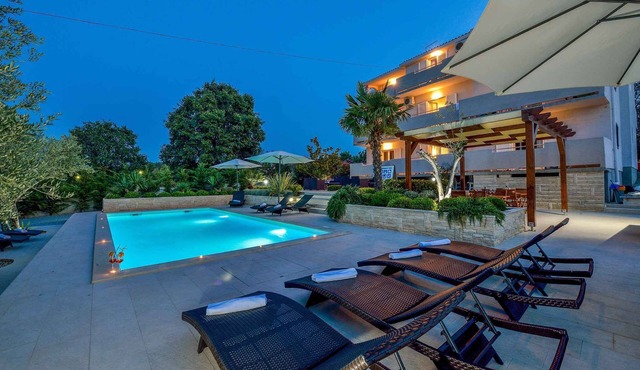 Holiday apartment with shared pool in Kukljica