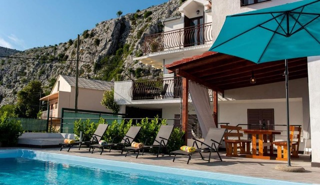 Holiday home Mons Aureus - Three Bedroom Villa with swimming pool