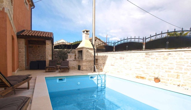 Holiday home with swimming pool and barbecue in Žminj