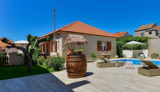 Holiday house Gatsby with pool, close to the beach in Petrcane