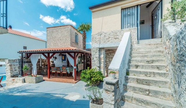 Homerez - Spacious villa for 8 pers. with swimming pool, garden and terrace in Jezera in Jezera