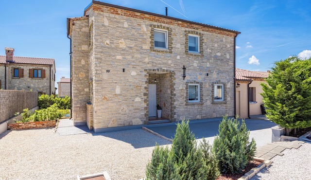 House 2391/159573 (Istria - Čabrunići), 12000m from the beach in Cabrunici