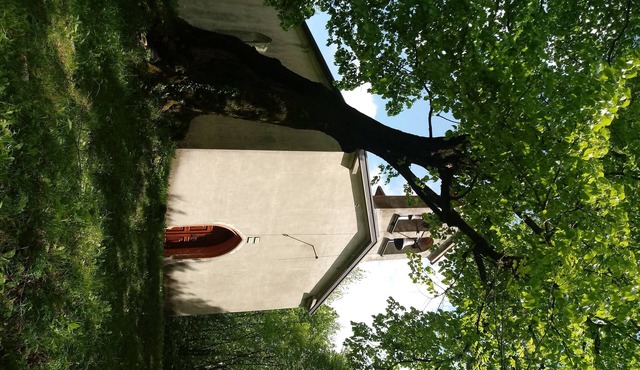 House has 2 bedrooms, 1 with double bed and 1 with two single beds. in Deskle