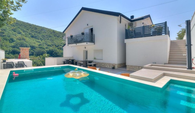 House with three apartments Maka