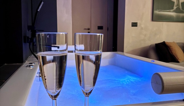 Jacuzzi Old Town Apartment - Central, Relaxing, Fully Equipped in București