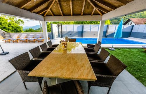 Kameni dvori - Family Villa with Pool & Jacuzzi for 8 in Imotski