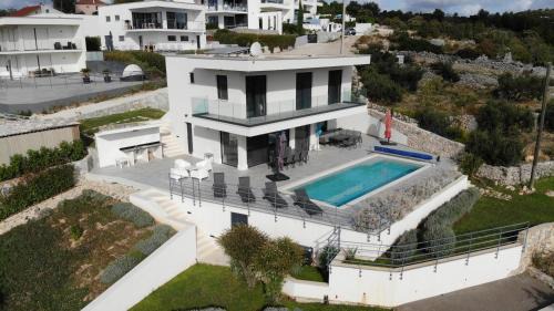 Korala - Luxe villa met 4 dubbele kamers en privé zwembad in Vinišće
