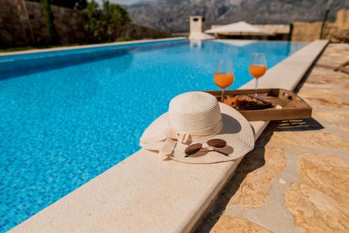 La Familia-Peaceful Villa, Private Pool, Sea and Velebit View in Vinjerac