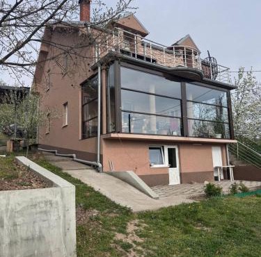 Lake Hill House