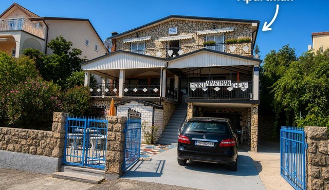 Large 4-Bedroom Apartment with Sea View & Balcony