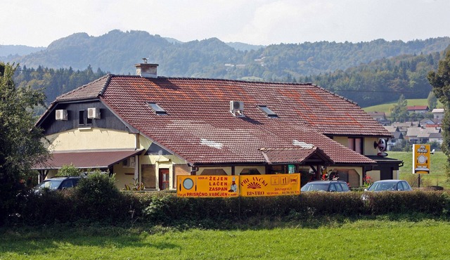 Ljubljana subrbs-Private Quad family room***, free parking, free wlan in Medvode