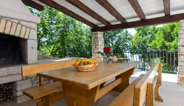 Lovely apartment for 4 guests with WIFI, A/C, TV, terrace and pets allowed in Senj