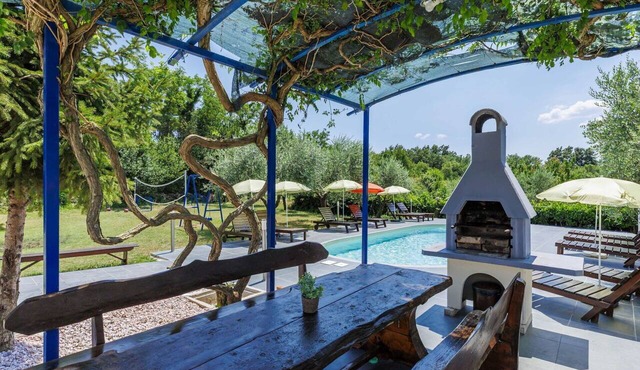 Lovely apartment for 5 guests with A/C, pool, WIFI, TV and terrace
