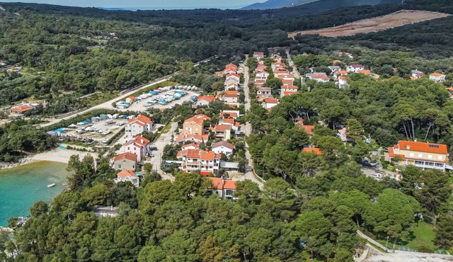 Lovely apartment for 6 people with WIFI, A/C, hot tub, TV and patio in Čunski
