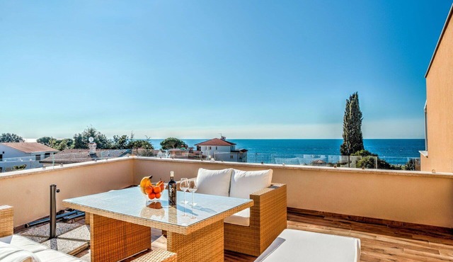 Lovely apartment for 6 people with A/C, WIFI, TV, terrace and pets allowed in Umag