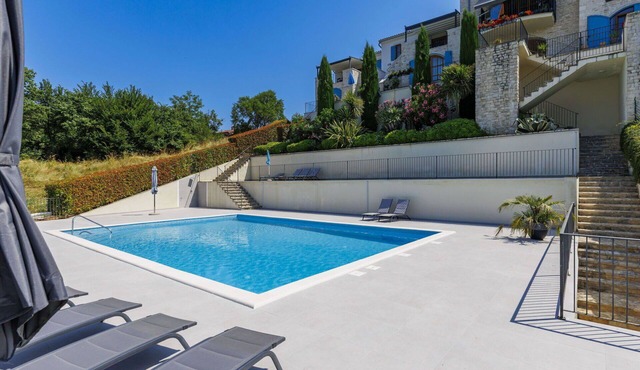 Lovely apartment in villa for 4 guests with A/C, WIFI, pool, TV and terrace in Umag