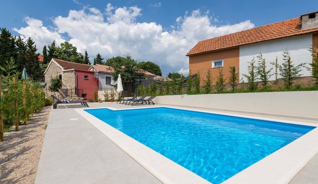 Lovely home in Benkovac