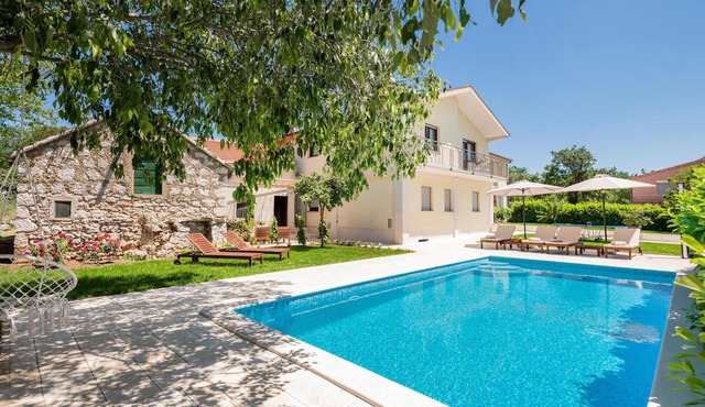 Lovely home in Lovrec