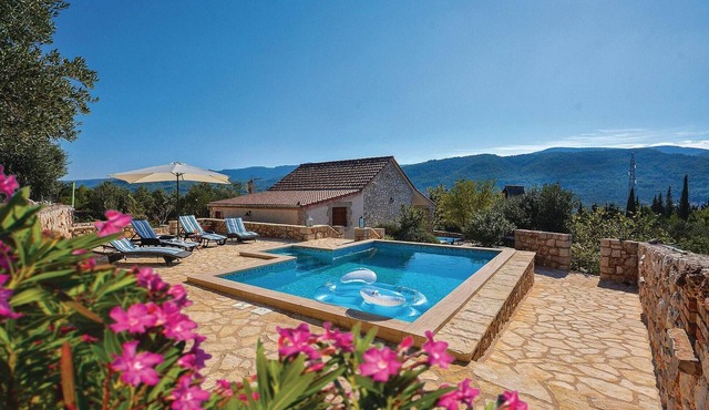 Lovely home in Stari Grad