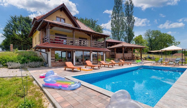 Lovely home in Zelezna Gora with sauna