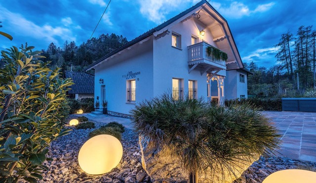 Luxe Villa Mignon: Bedroom w/Castle View + 3 min walk to the Lake Bled in Radovljica