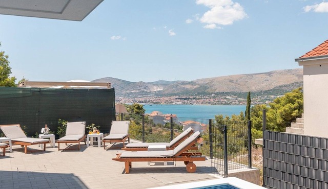 Luxuriöse Villa Fantasy mit Meerblick und Pool i by Interhome