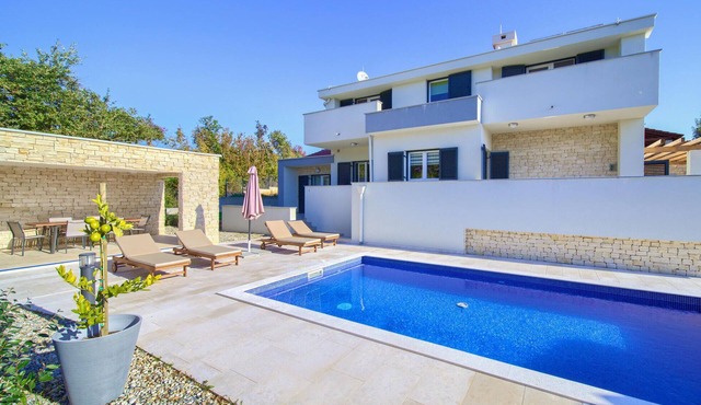 Luxurious home in Risika in Risika