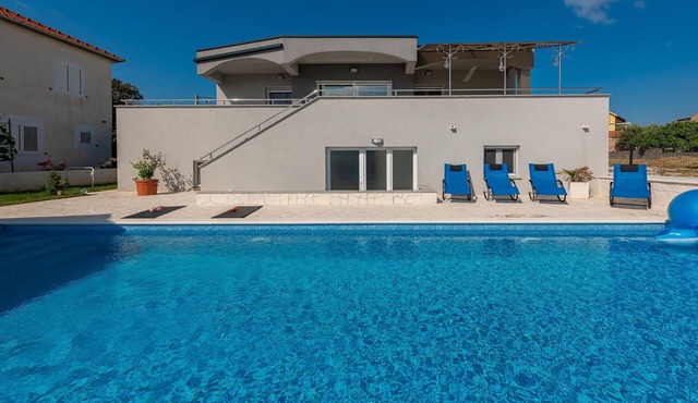 Luxurious home in Vrsi