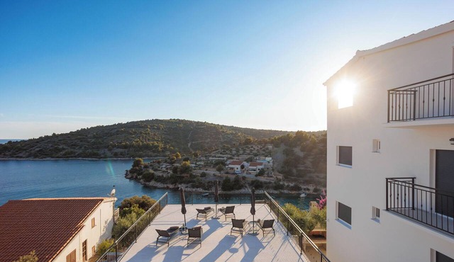 Luxury 5-Bedroom Villa Forte Sevid with Pool, Jacuzzi & Sea View in Sevid na moru