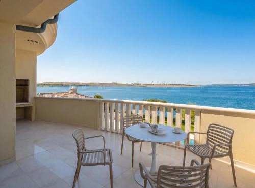 Luxury Beachfront Apartment - Villa Bregeš