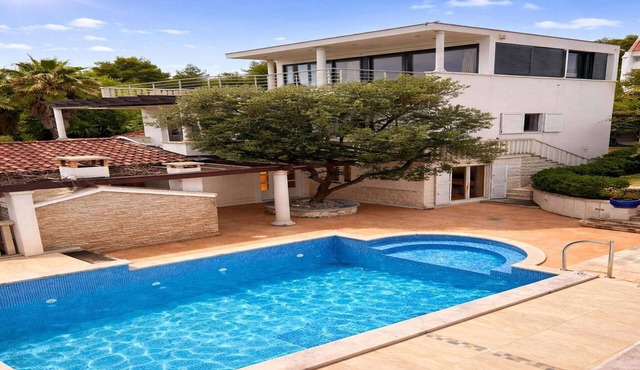 Luxury Garden Villa 50m from the Beach